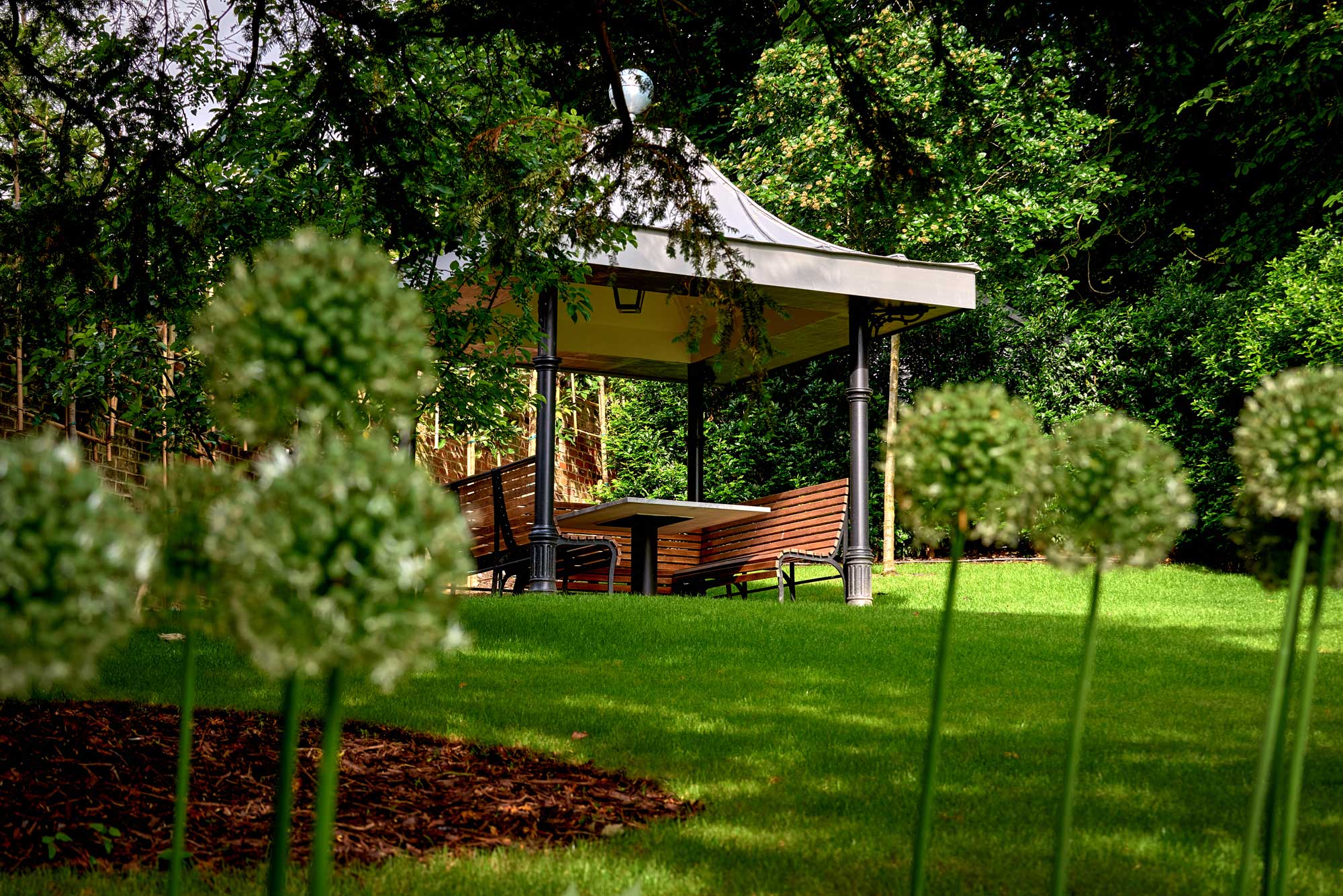 Garden gazebo - Georgian renovation and extension by KM Grant Guildford, Surrey